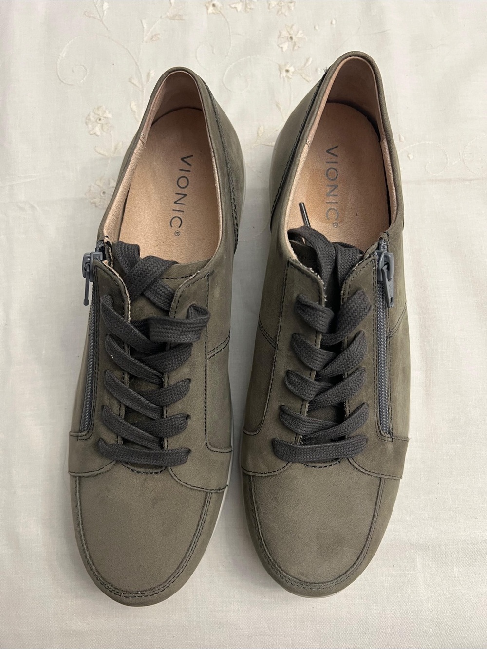 NWOT Vionic Magnolia Abigail Weather Resistant Suede Sneakers – Women’s Size 10